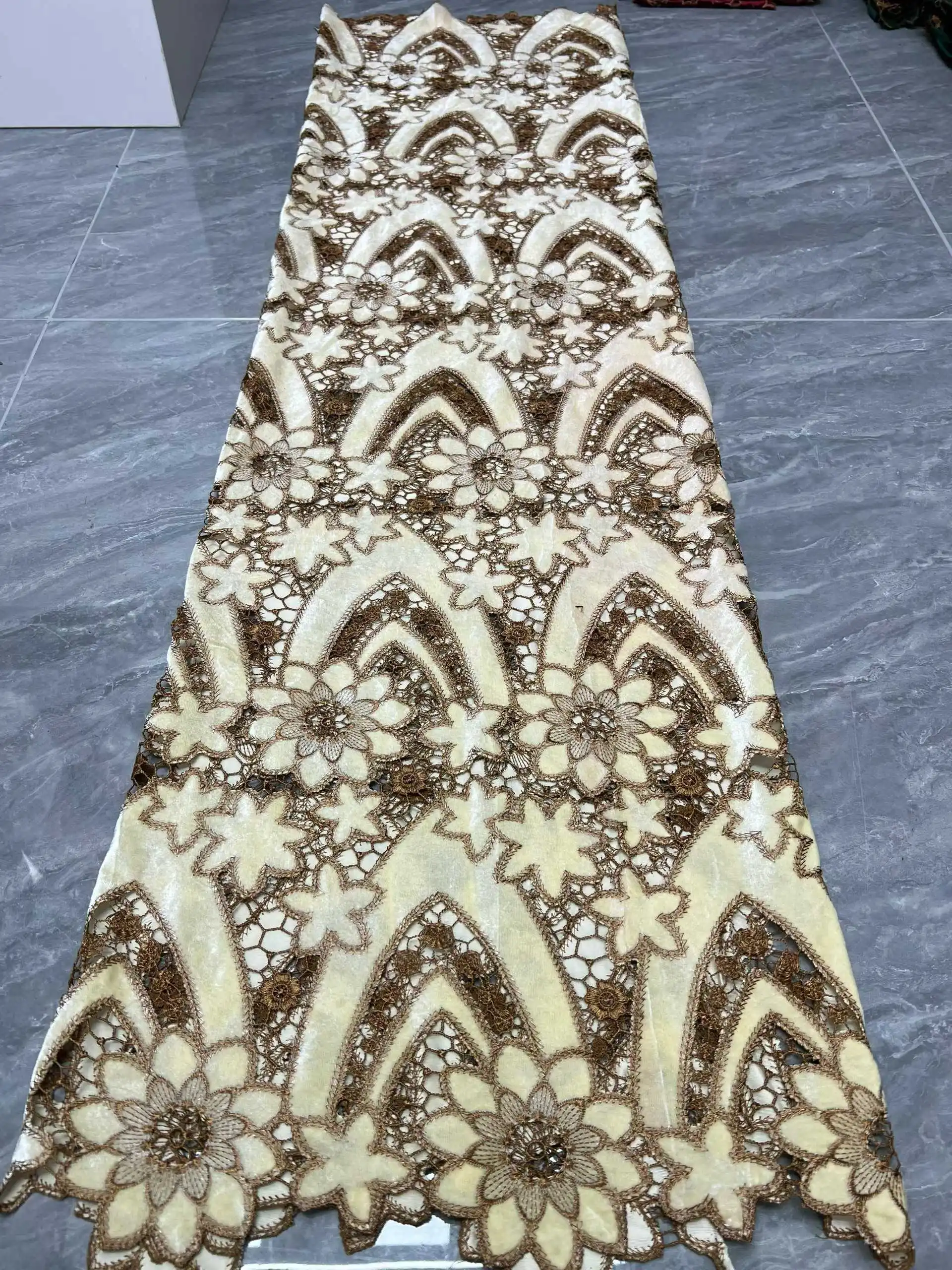

High Quality 2025 African Nigerian Embroidery Velvet Lace Fabric Party Gown Dress Sequins Wedding Dress 5Yards -QY