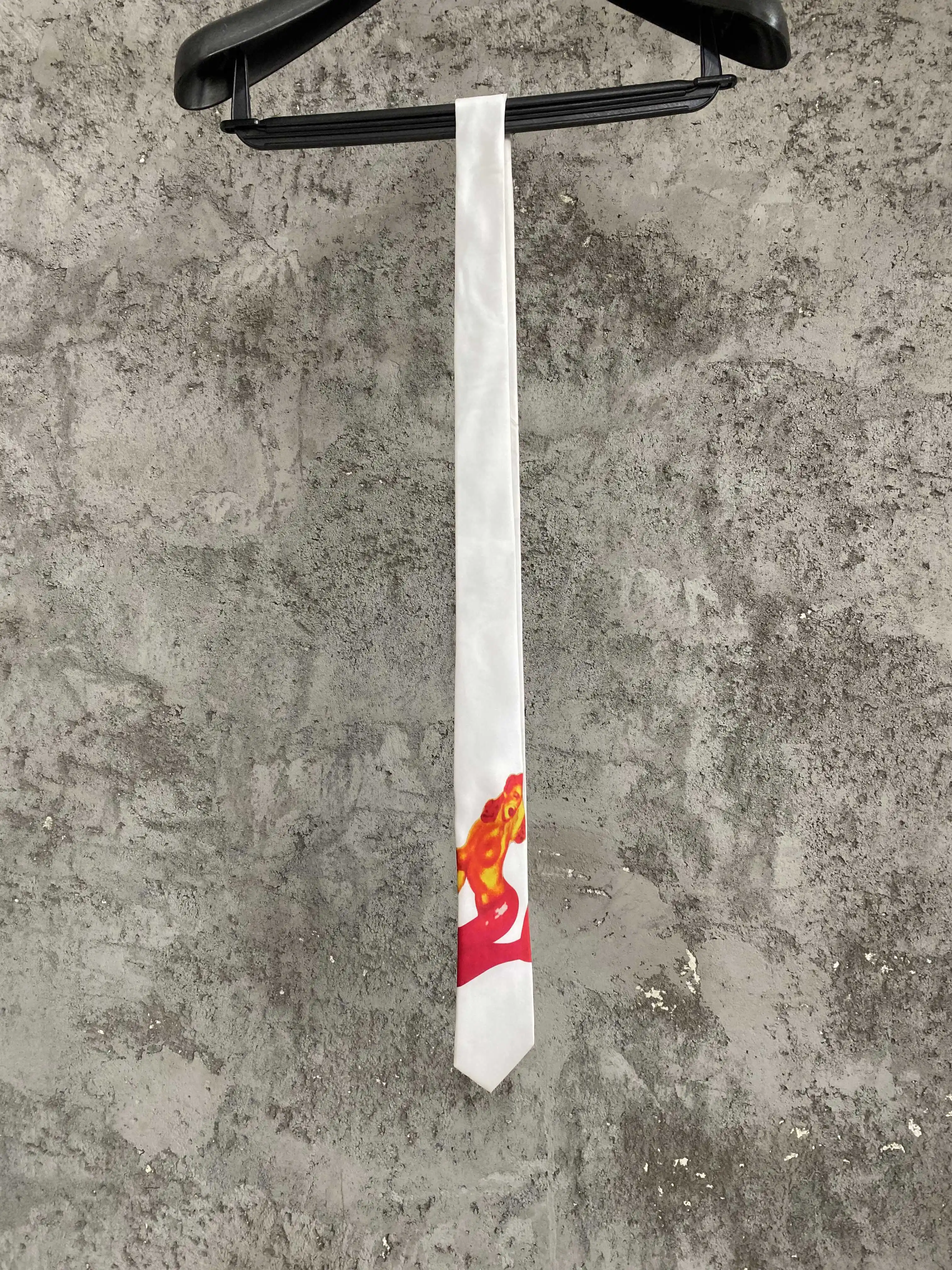 Conception originale de cravate en soie imprimée Marilyn Monroe blanc ivoire par une niche de créateur japonais