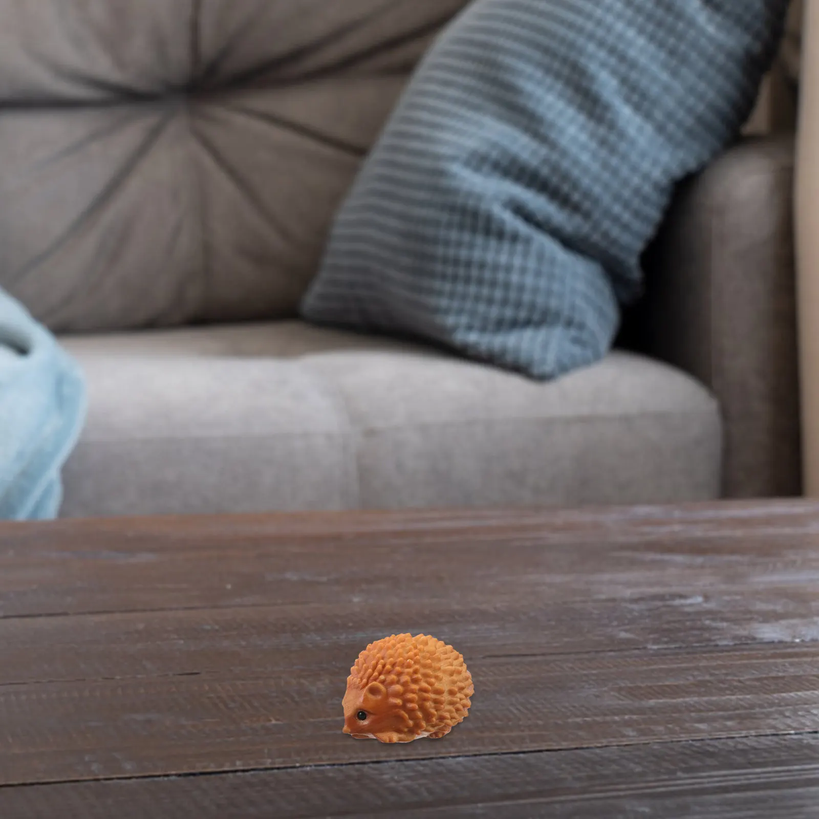 Realistic Wooden Hedgehog Statue Intricate Carving Natural Wood Grain Elegant Animal Decoration for Desk Shelf Living Room