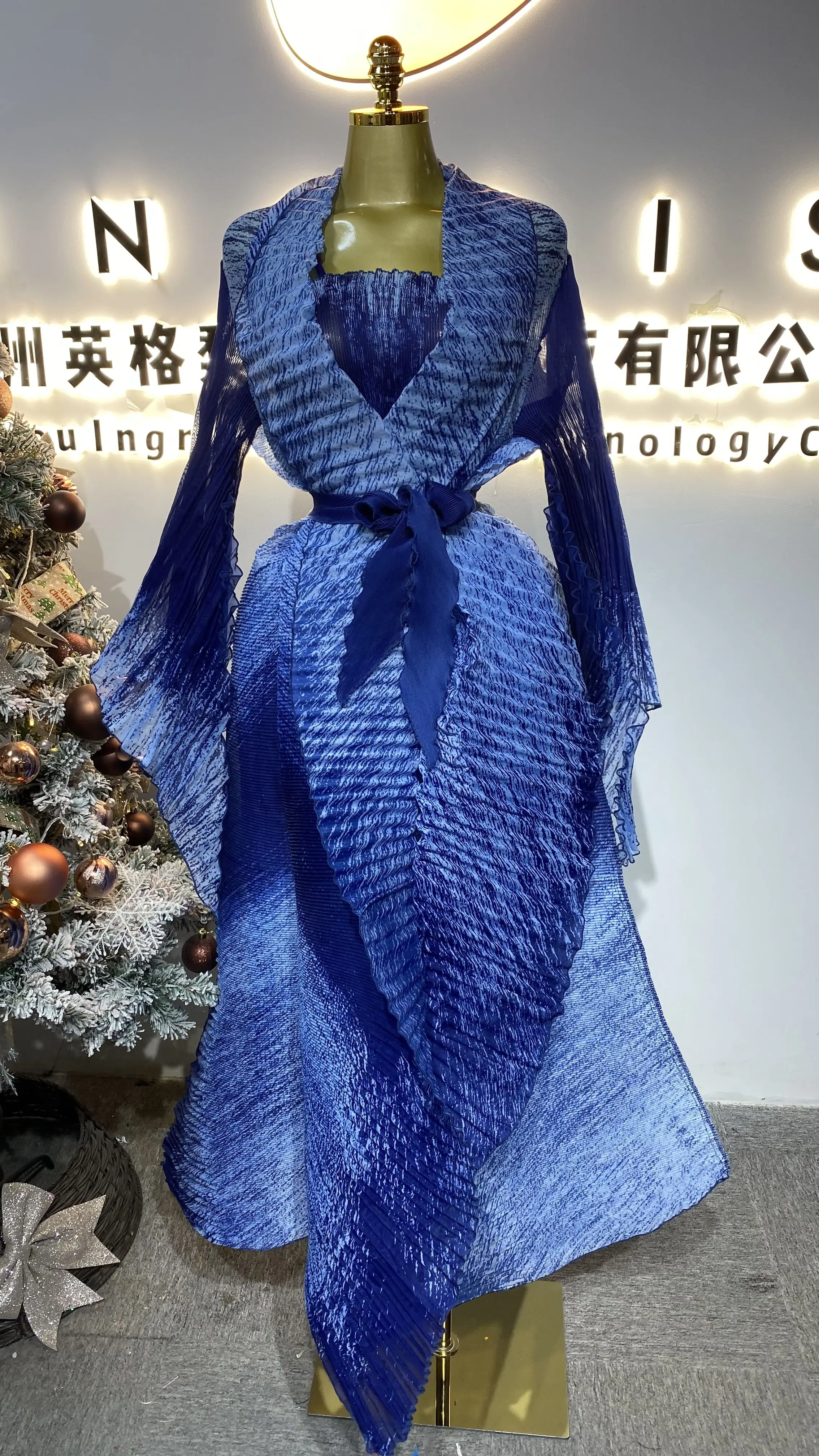 

Модное роскошное плиссированное вязаное платье макси оверсайз 2026 года, свободное и элегантное синее вечернее платье - GZXX689