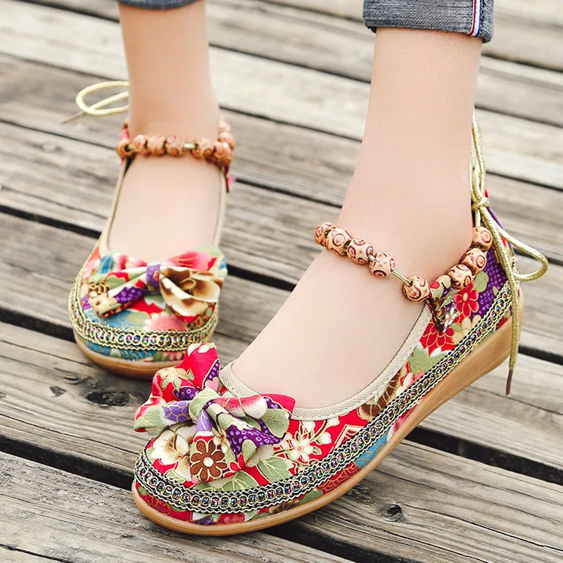 Zapatos de cuña florales de estilo étnico para mujer, con lazo decorativo, cuentas de madera, correa de tobillo con cordones, zapatos Hanfu para caminar a diario.