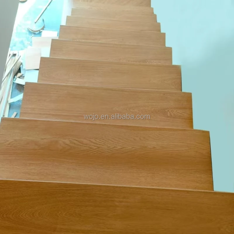 Maatwerk Directe verkoop Op maat gemaakte vloertrappen voor binnen Moderne meerlaagse massief houten loopvlakken met duurzame stalen en glazen trappen