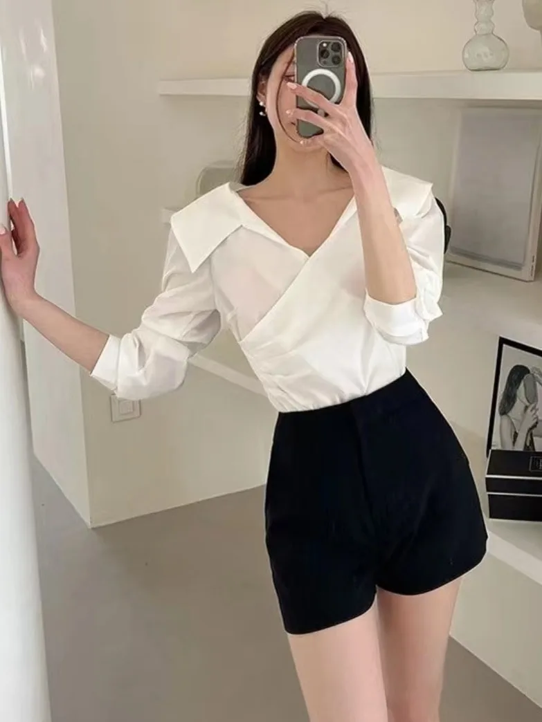 เสื้อสตรีดีไซน์เก๋ไก๋สไตล์ฤดูใบไม้ผลิ สีพื้นเรียบง่าย แขนยาว ดีไซน์จับจีบไขว้ ช่วยให้ดูผอมเพรียว ใช้งานได้หลากหลาย เหมาะสำหรับใส่ทำงานหรือลำลอง