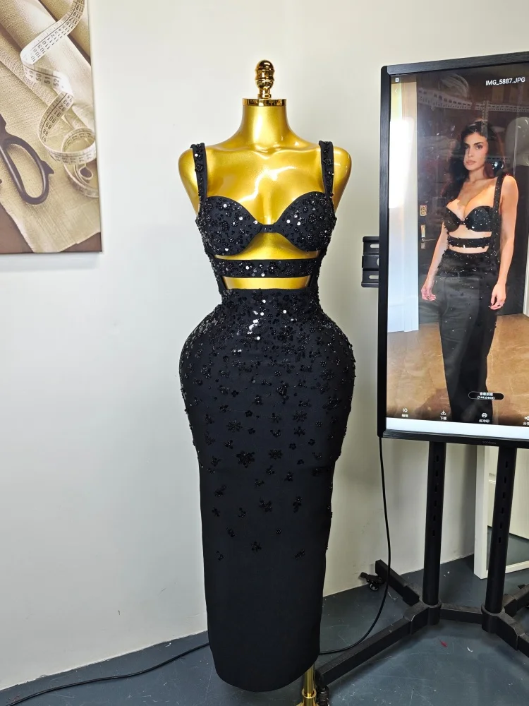 فستان طويل بتصميم أسود مضيء بدون أكمام مزين بالترتر والقطع من أجل فستان الليل الرسمي للتاريخ