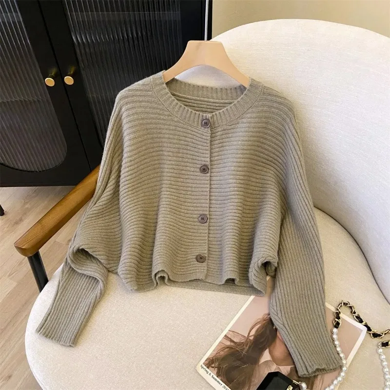 

Короткий вязаный кардиган, женская рубашка с летучей мышью, топ на весну и осень, новый свободный темпераментный свитер, куртка с высокой талией