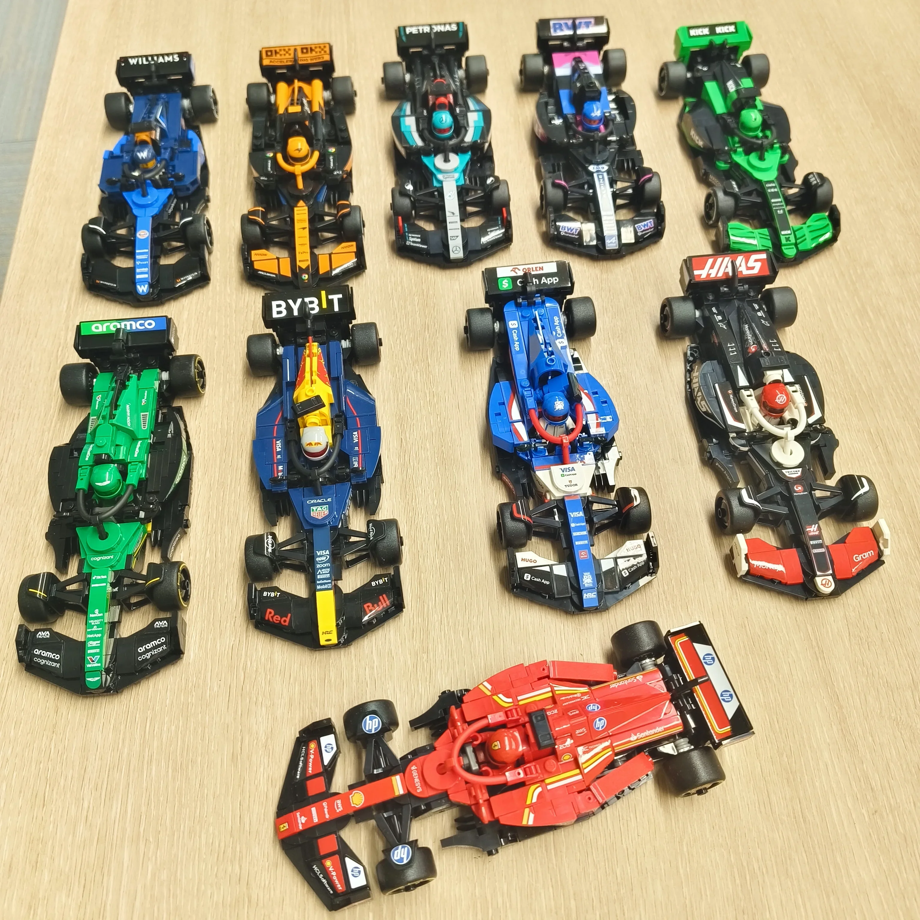 2601 قطعة متوفرة 77242-77251 مكعبات بناء سيارة فائقة السرعة F1، 10 ألعاب، ديكور منزلي، هدية عيد الميلاد 2025 موديل جديد