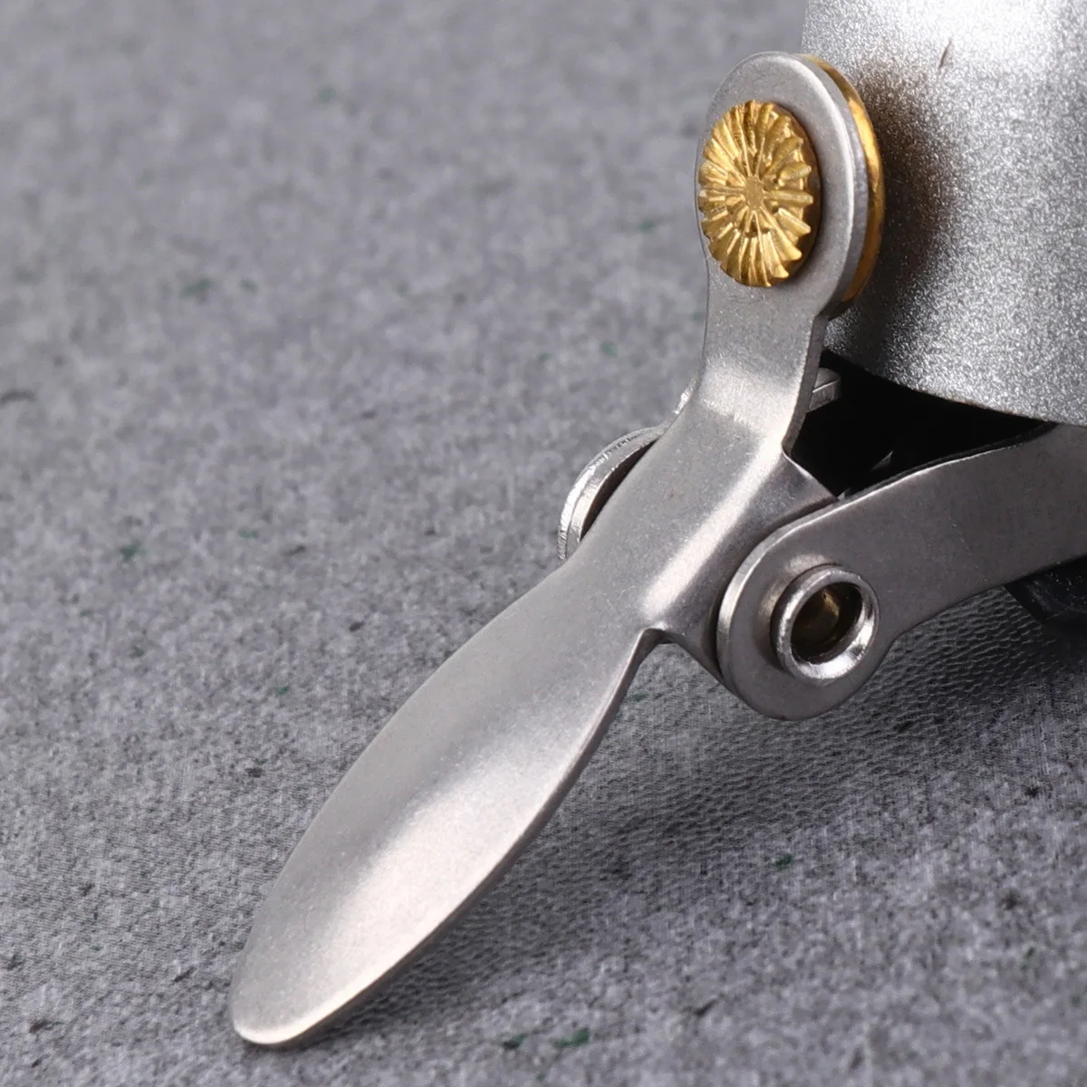 

Copper Bike Bell Loud Clear Ringtone Hammer Dial Style Horn for Mountain Road Bikes Antirust Bendable Metal Sheet Golden