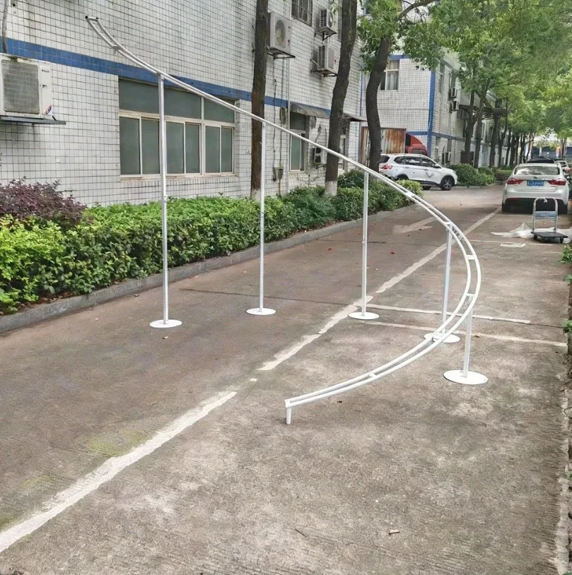 Weißer Metall-S-förmiger Hochzeitsbogenständer, gebogener Hintergrundstützrahmen für Zeremonien, Geburtstagsfeiern, Fotoboxen, Outdoor- und Indoor-Veranstaltungen. – Detail 1