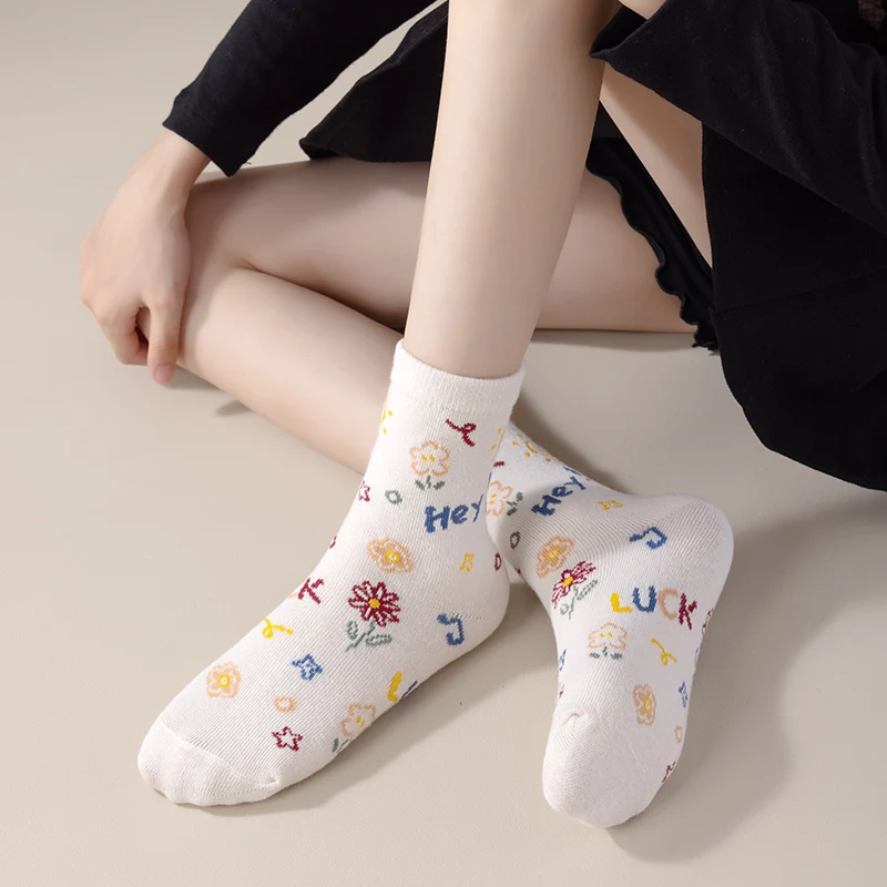 Five pairs of soft and comfortable cartoon colorful teddy bear short socks for girls in spring and autumn image 3