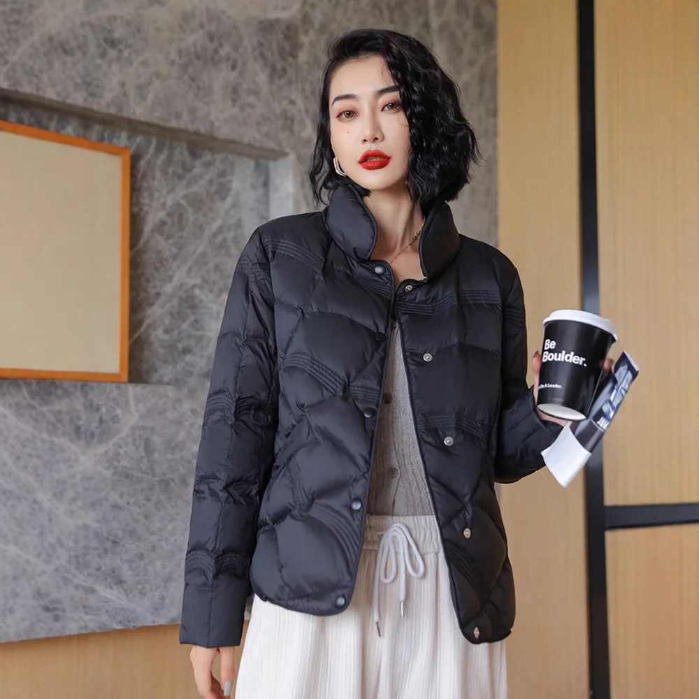 معطف كبير مبطن ريش البط ثلجي 2025 المرأة قصيرة خفيفة الوزن أسود عصري أسفل سترة صغيرة الحجم نمط غير رسمي #1