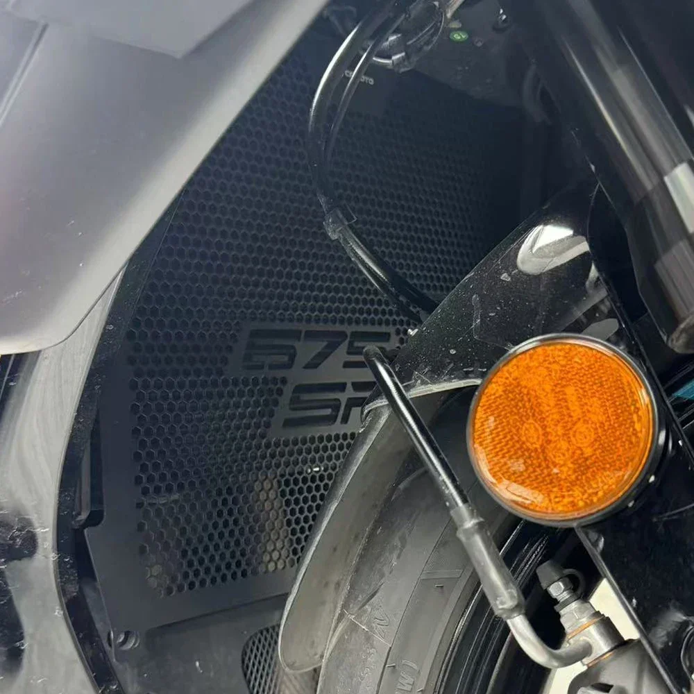 Odpowiedni do CFMOTO 675SR-R zmodyfikowany grill chłodnicy, osłona chłodnicy, aluminiowa osłona zbiornika wody.