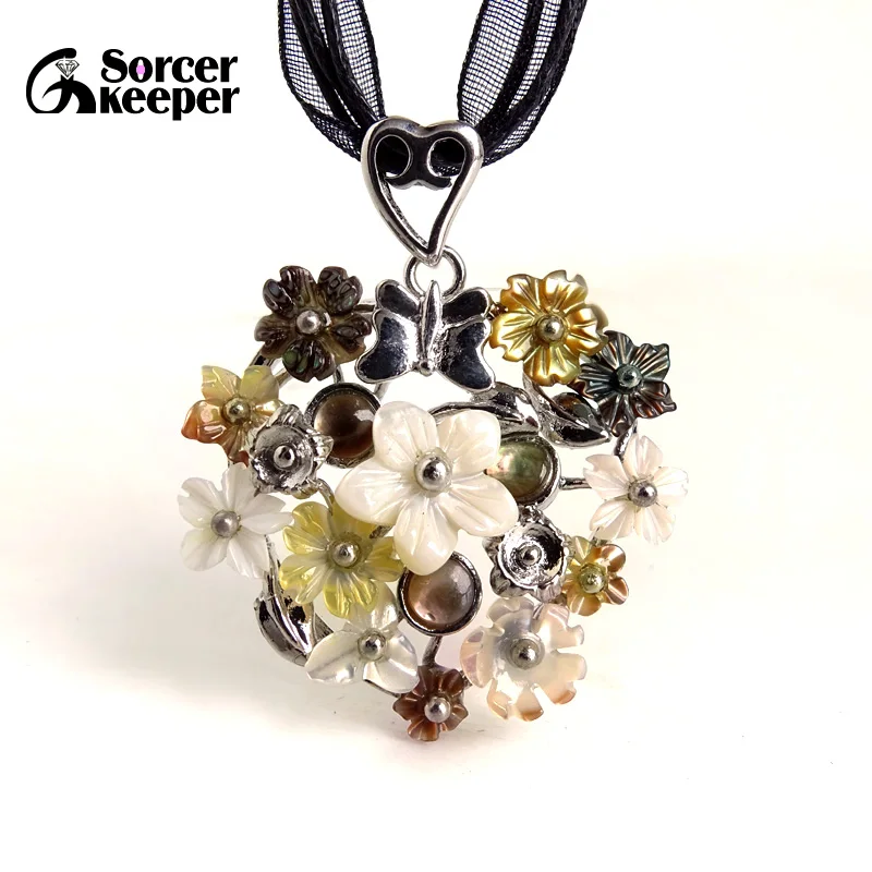 

Natural Large Mother of Pearl White Sea Shell Heart Carving Gems Beads Pendant Hand-carved Vintage Art Necklace for Women S011