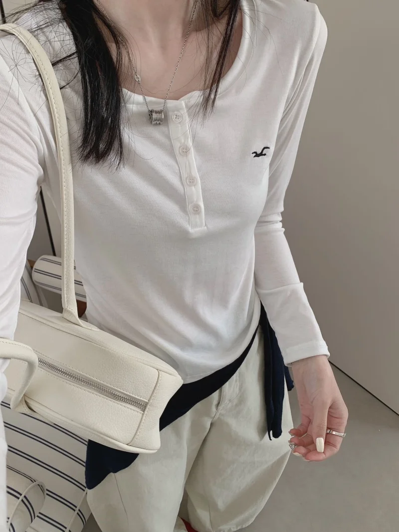 Camiseta cómoda de manga larga con cuello Henley, elástica y de ajuste ceñido, estilo coreano, ropa casual, material Rylee, bordado Little Seag...