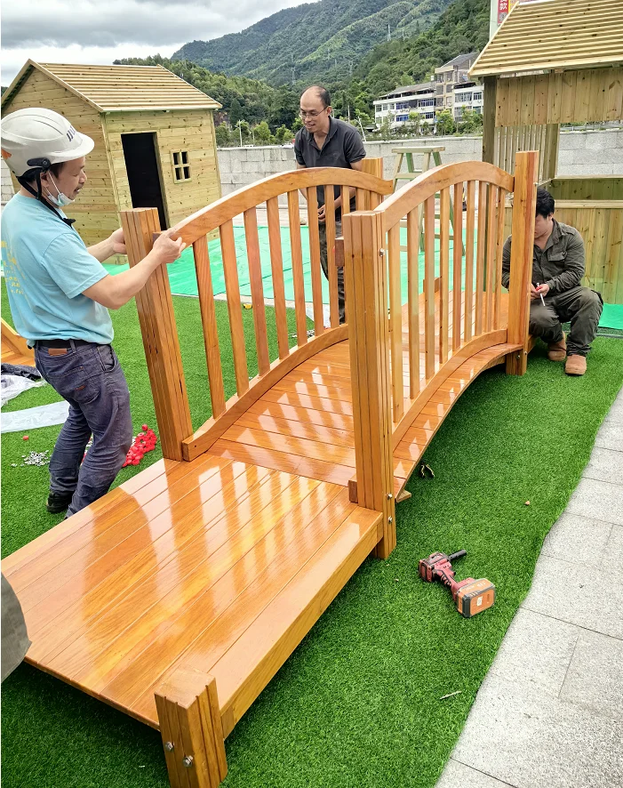 معدات اللعب الخارجية للأطفال، درابزين منزلق خشبي، أسوار ديكور للحديقة مع لوحات جسر الدرابزين للتسلية