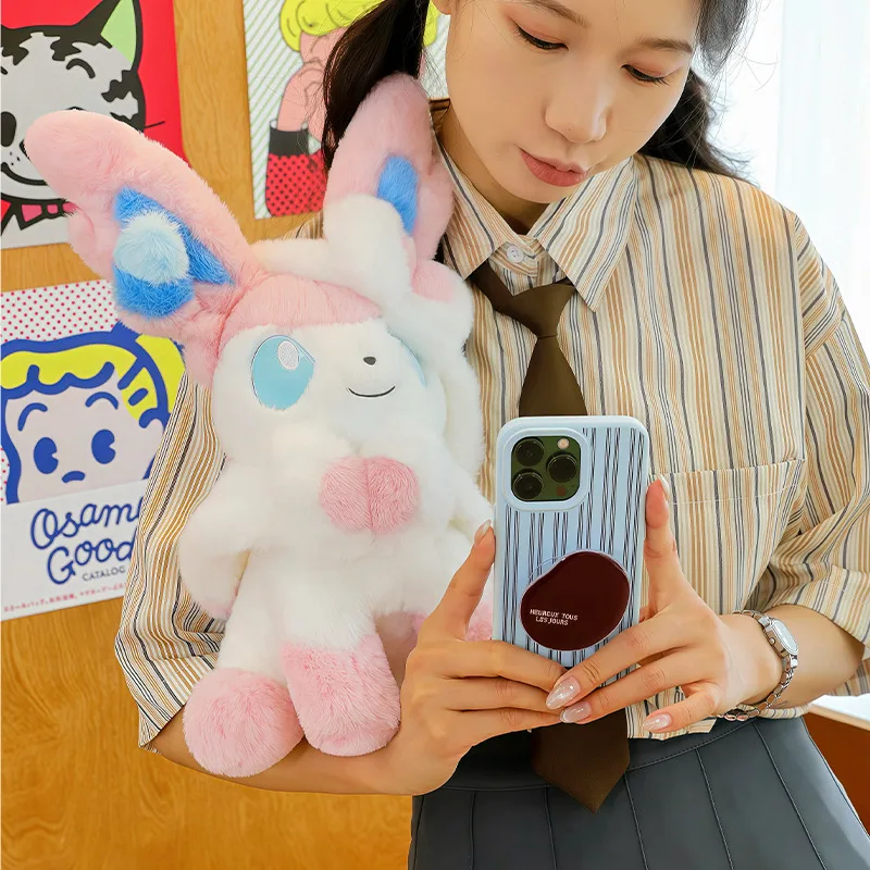Sylveon Plüschtier in sitzender Pose, kuschelig weich, flauschig, Anime-Puppe im japanischen Stil, Dekokissen für Sofa, Bett, Heimdekoration, Geschenke – Detail 15