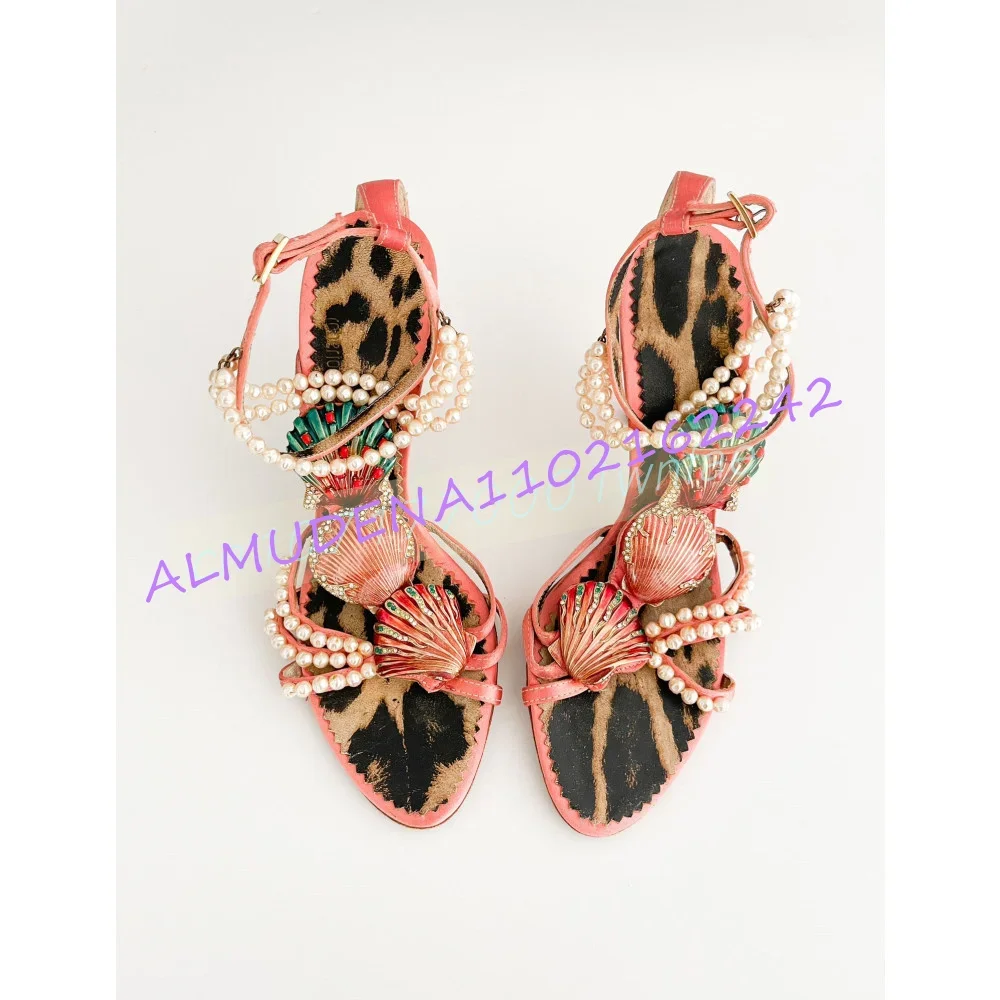 Schwarze Slingback-Sandalen für Damen, flache Schuhe mit spitzer Zehenpartie, mit Muschelperlen-Dekoration, Leopardenmuster-Innensohle, Sommer-Party-Schuhe