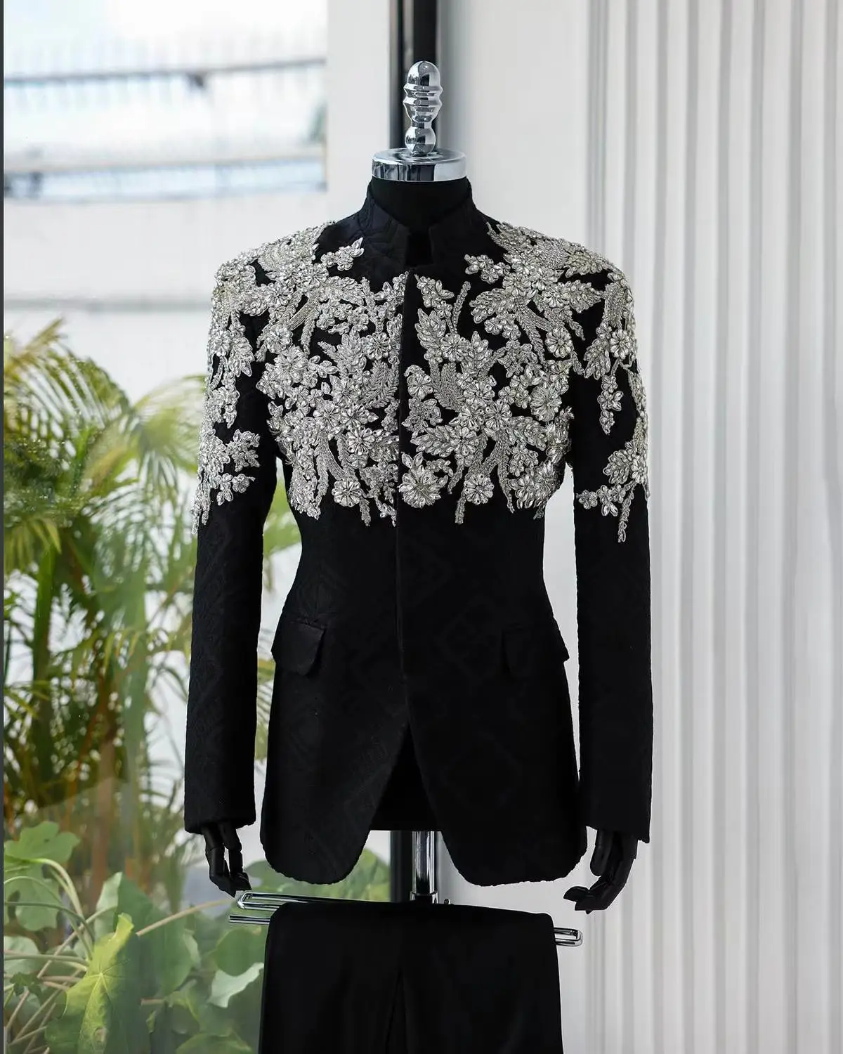 Luxury Men's Tuxedo Suits 2 Pcs Crystal Beaded Appliques Customized Special Occasion Suits Formal Wear Prom Evenings Party Suits