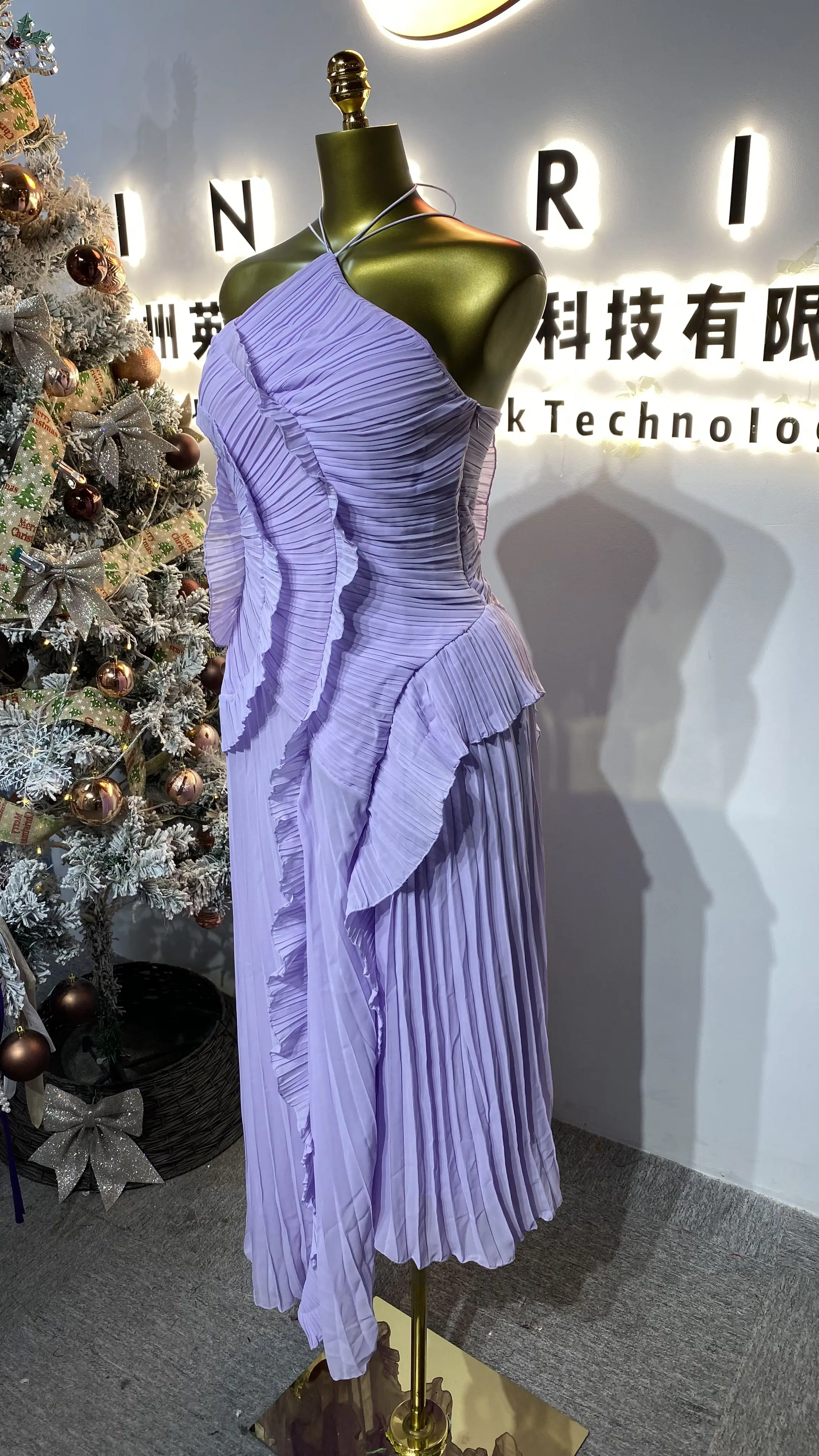 فستان ماكسي متعدد الطبقات على الطراز الأوروبي والأمريكي لفصل الربيع باللون الأرجواني مكشكش بدون ظهر متعدد الطبقات للحفلات-GZXX198