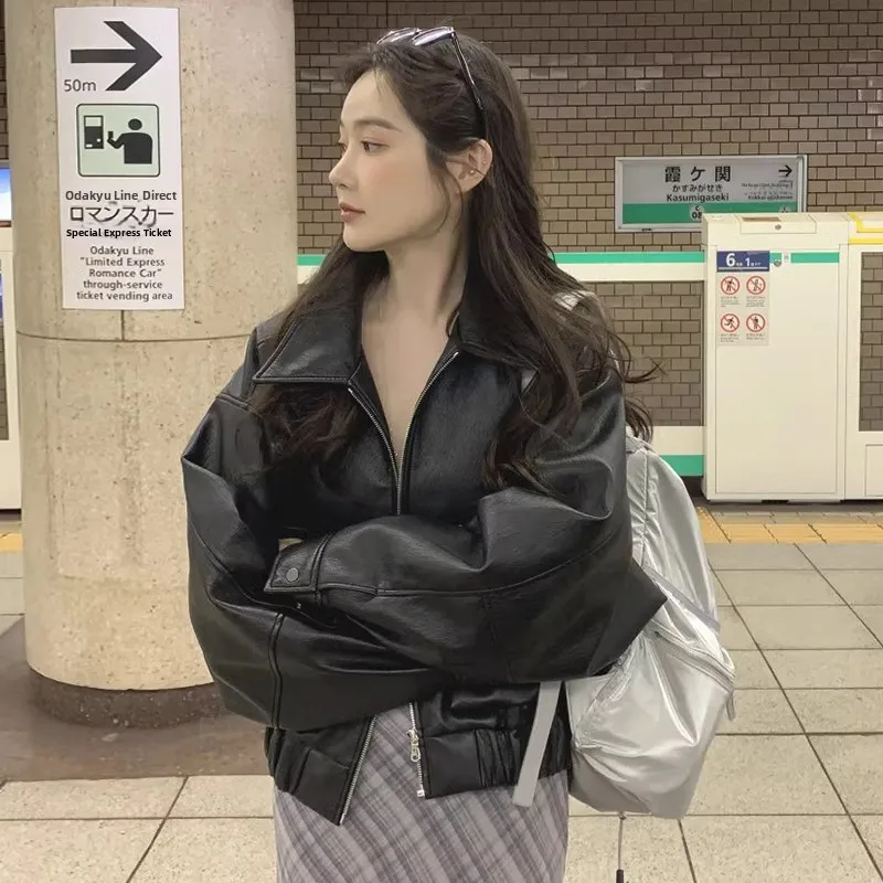 เสื้อโค้ทหนังสไตล์เรโทรชิค รุ่นใหม่สำหรับฤดูใบไม้ผลิ ทรงหลวม ซิปหน้า ปกพับได้ สไตล์ลำลองสำหรับผู้หญิง ดีไซน์สวยงาม