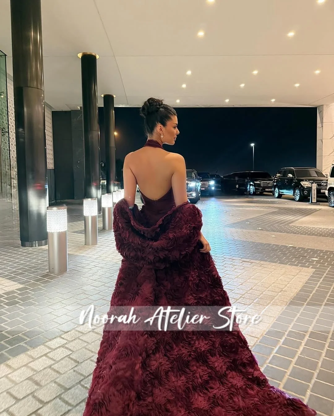 Abiti da sera sexy con fiori di rosa araba con scollo all'americana bordeaux V N Abiti da sposa con strascico Aline per il saudita 2025 personalizzati