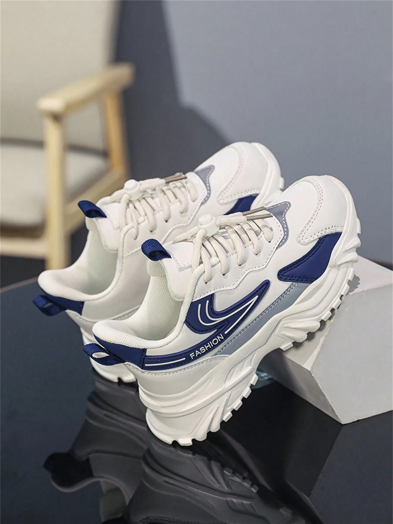 

A pair of boys' sports shoes, with anti-slip and wear-resistant soles, suitable for outdoor activities in all seasonsXN-2318