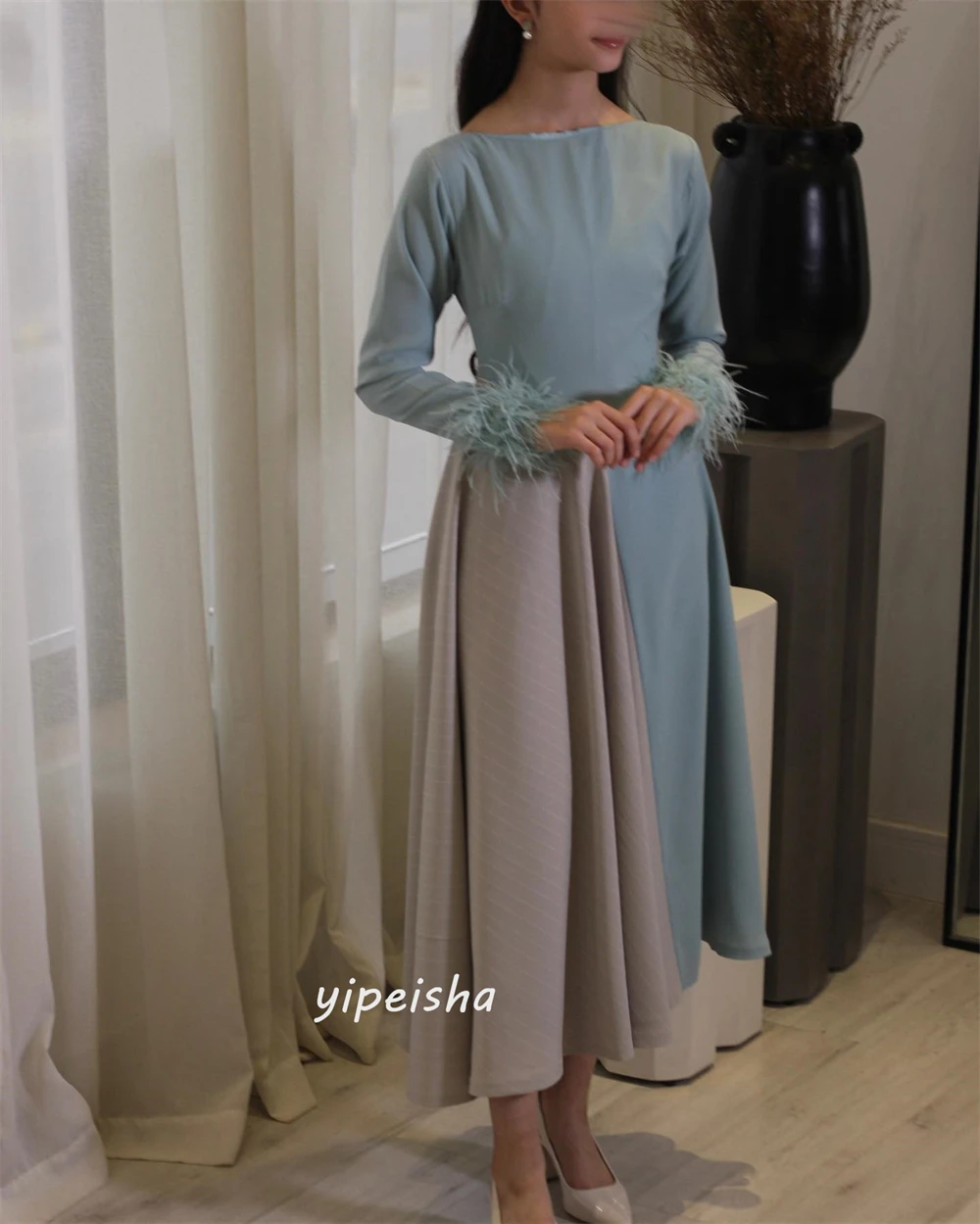 Ballkleid Saudi-Arabien einfache moderne Stil formale Abend O-Ausschnitt A-Linie Federn drapiert Satin maßge schneiderte Anlass Kleider