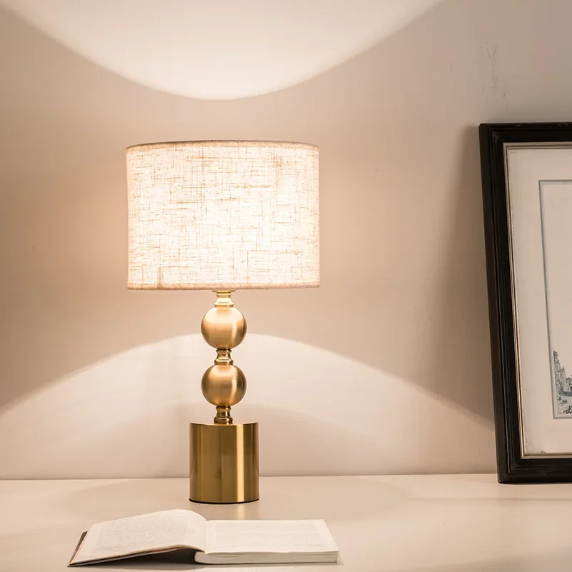 Creative design Table Lamp Modern Simple Golden Bedroom Model Room Villa Guest Room Cloth Cover Lamp Luxury Metal Table Lamp