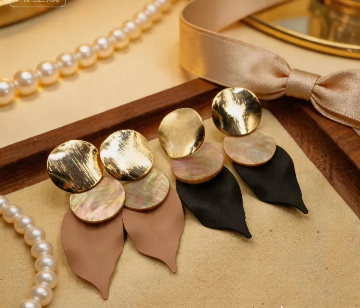 

Two-tone acetate sheet 3D leaf-shaped 18K gold-plated hypoallergenic earrings, vintage and lightweight, elegant for everyday wea