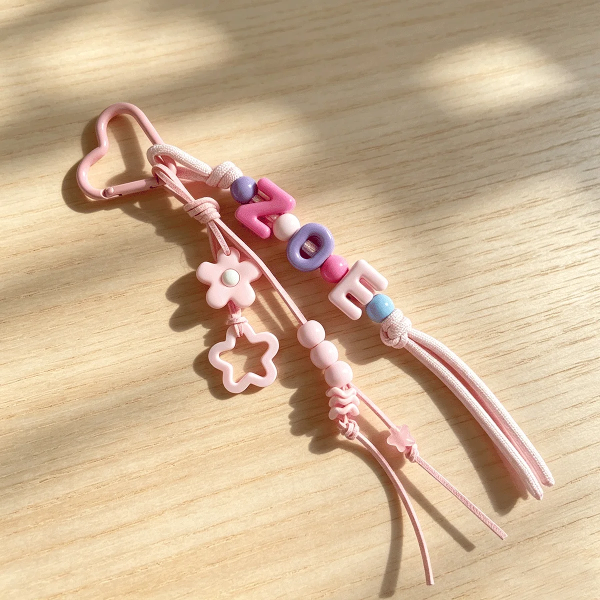 1 Stück personalisierter geflochtener und perlenbesetzter Taschenanhänger – Blumen-Schriftzug-Schlüsselband, personalisierter bunter Namensschlüsselanhänger, Weihnachtsgeschenk – Detail 9
