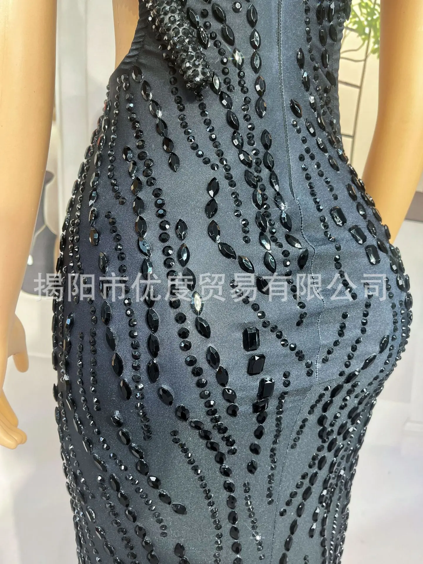 2026 Design Sense-vestido de malla con cola oscilante y cintura de un solo hombro, vestido de diamantes de imitación para banquete, bebida, actuación de fiesta, seda negra