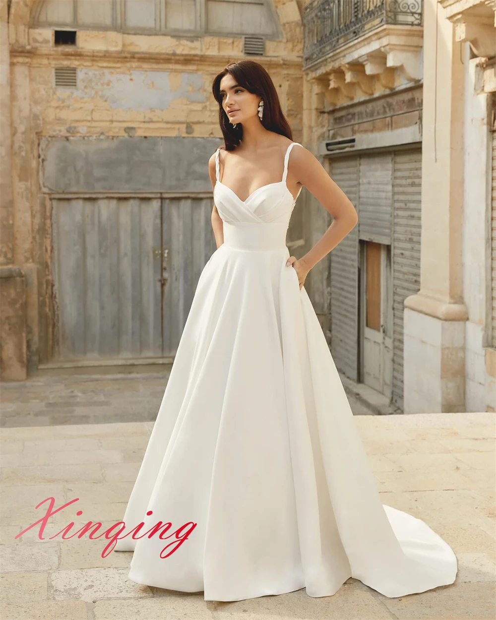 맞춤형 클래식 새틴 웨딩 드레스 꿈꾸는 스파게티 스트랩 중공업 웨딩 드레스 신부 가운 백리스 오픈 백