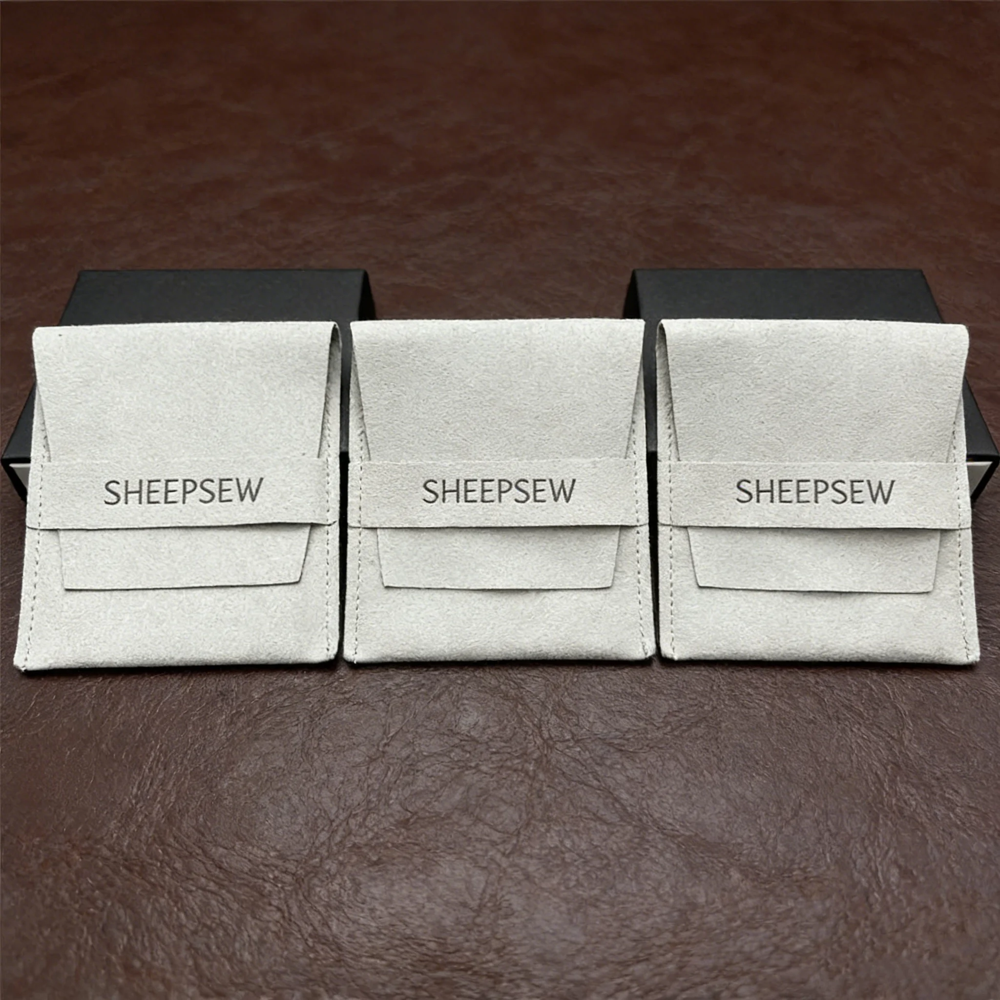 

Мешочек для украшений SHEEPSEW из микрофибры с тисненым логотипом, дымчато-серый | Мешочек из замши для упаковки серег и ожерелий