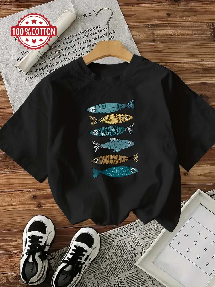 تي شيرت نسائي فضفاض باللون الأبيض مع نمط سمكة ذهبية زرقاء وأخضر ناعم وجيد التهوية يوميًا كاجوال على طراز الشارع قميص نسخة واسعة