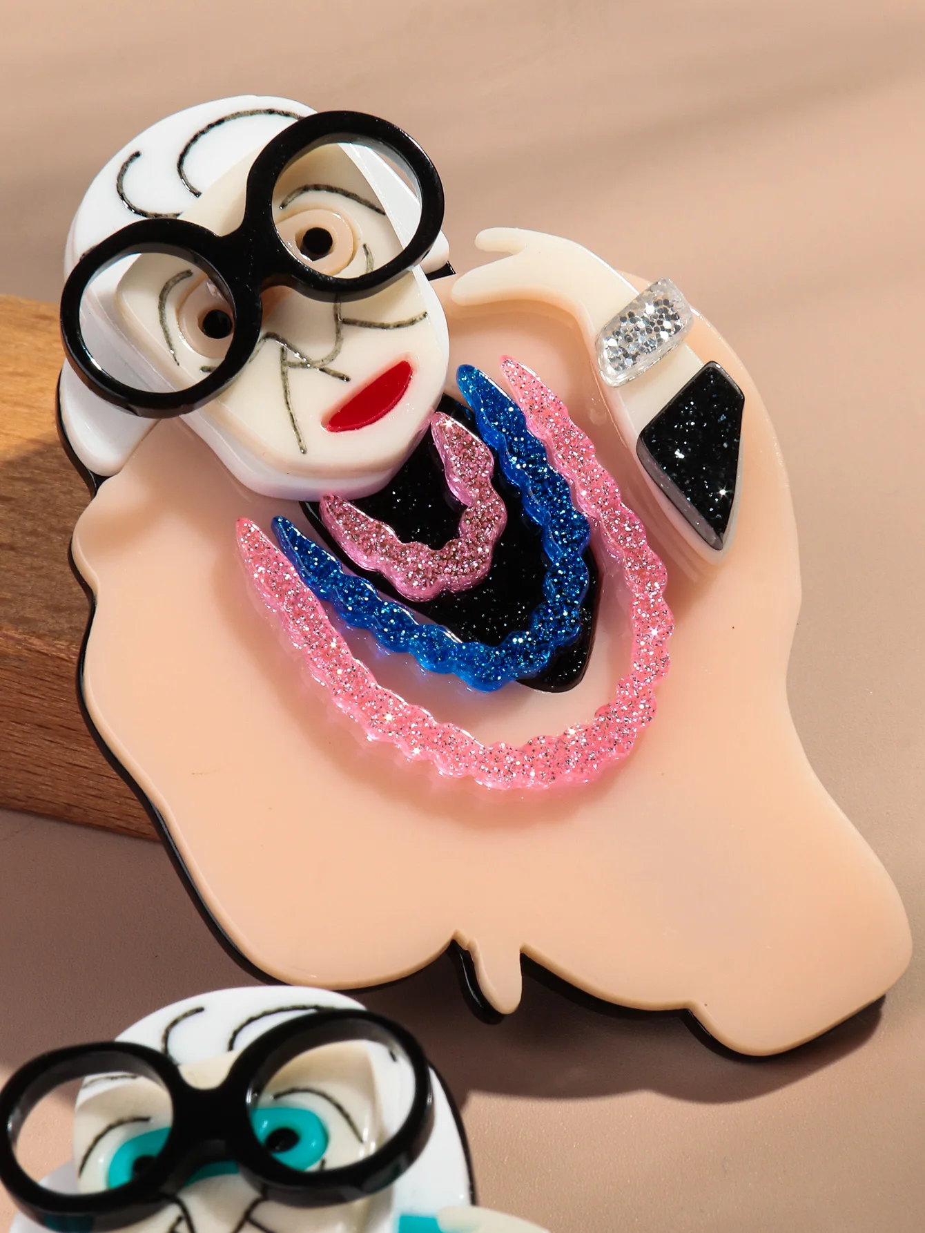 جديد الكرتون مجردة نظارات الجدة الاكريليك دبابيس للنساء 2-ألوان راتينج لطيف الجدة الشكل شارة دبابيس هدية مجوهرات عادية #3