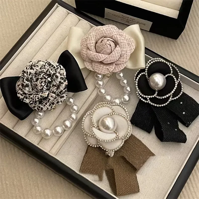 Retro Fabric Camellia Flower Brooches for Women Bow Crystal Pearl Tassel Lapel Pin Shirt Necktie Wedding Party Badge Accessor
