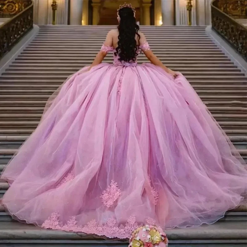 Różowe sukienki Quinceanera z odkrytymi ramionami 2024 kwiatowe aplikacje sznurowane wiązanie na pięcie dla księżniczki na konkurs piękności suknie ślubne