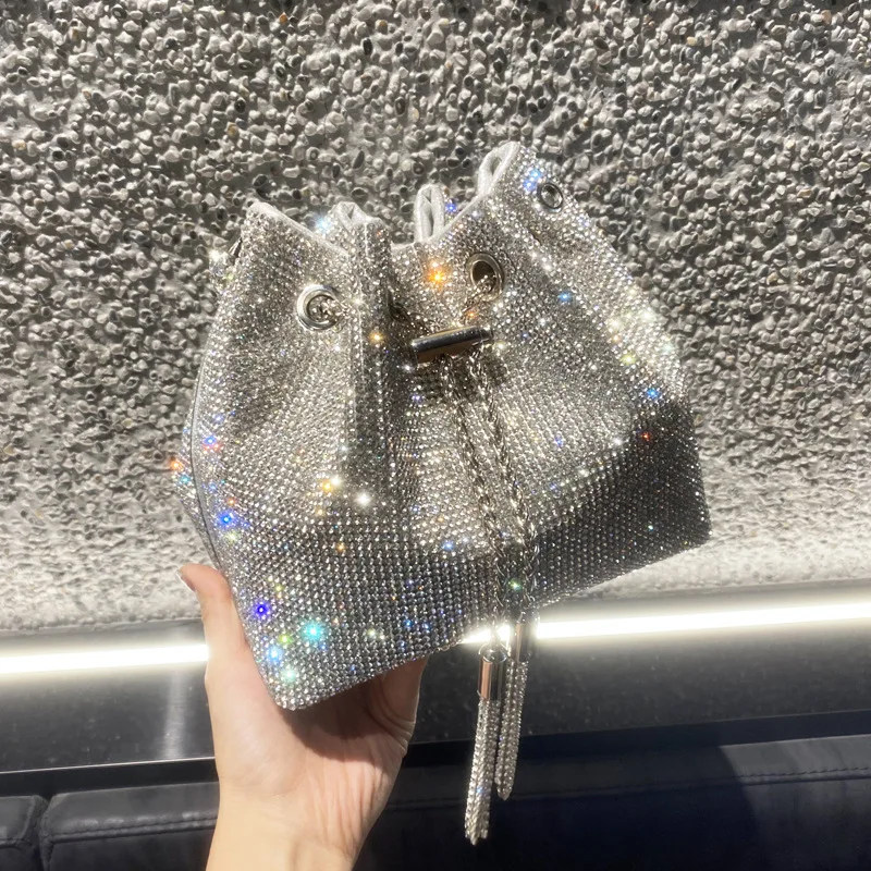 Bolso de mano plateado de diseñador de lujo para mujer, bolso para banquete con diamantes de imitación brillantes, billetera con borlas, cadena de alta calidad para fiesta