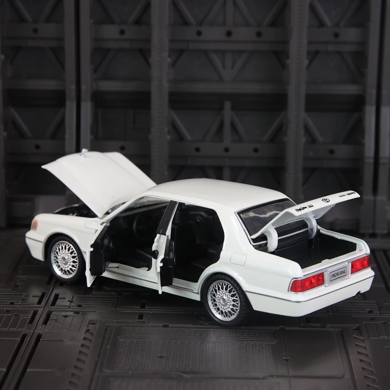 1:32 Toyota Crown coche en miniatura de aleación sonido y luz juguete para niños, puerta y capó del motor, maletero se puede abrir detalles ricos
