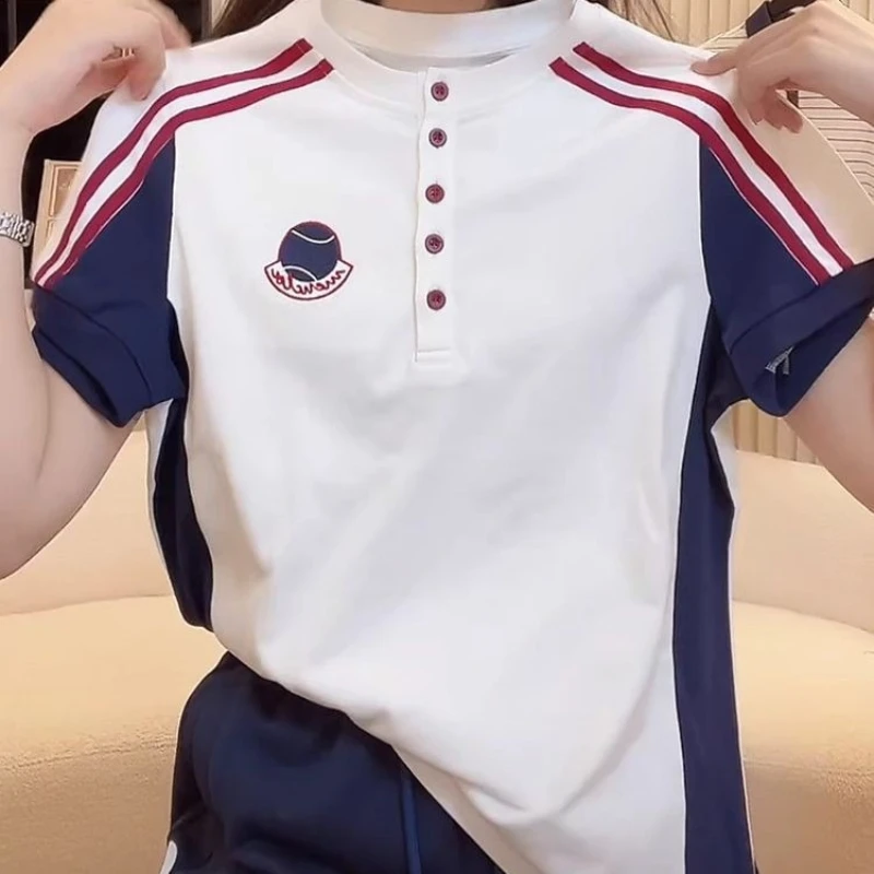 Preppy Tennis T-Shirt Damen Colorblock Sportliches Oberteil Lässiges Kurzarm-Shirt mit Knopfleiste und Stickerei im Streetwear-Stil