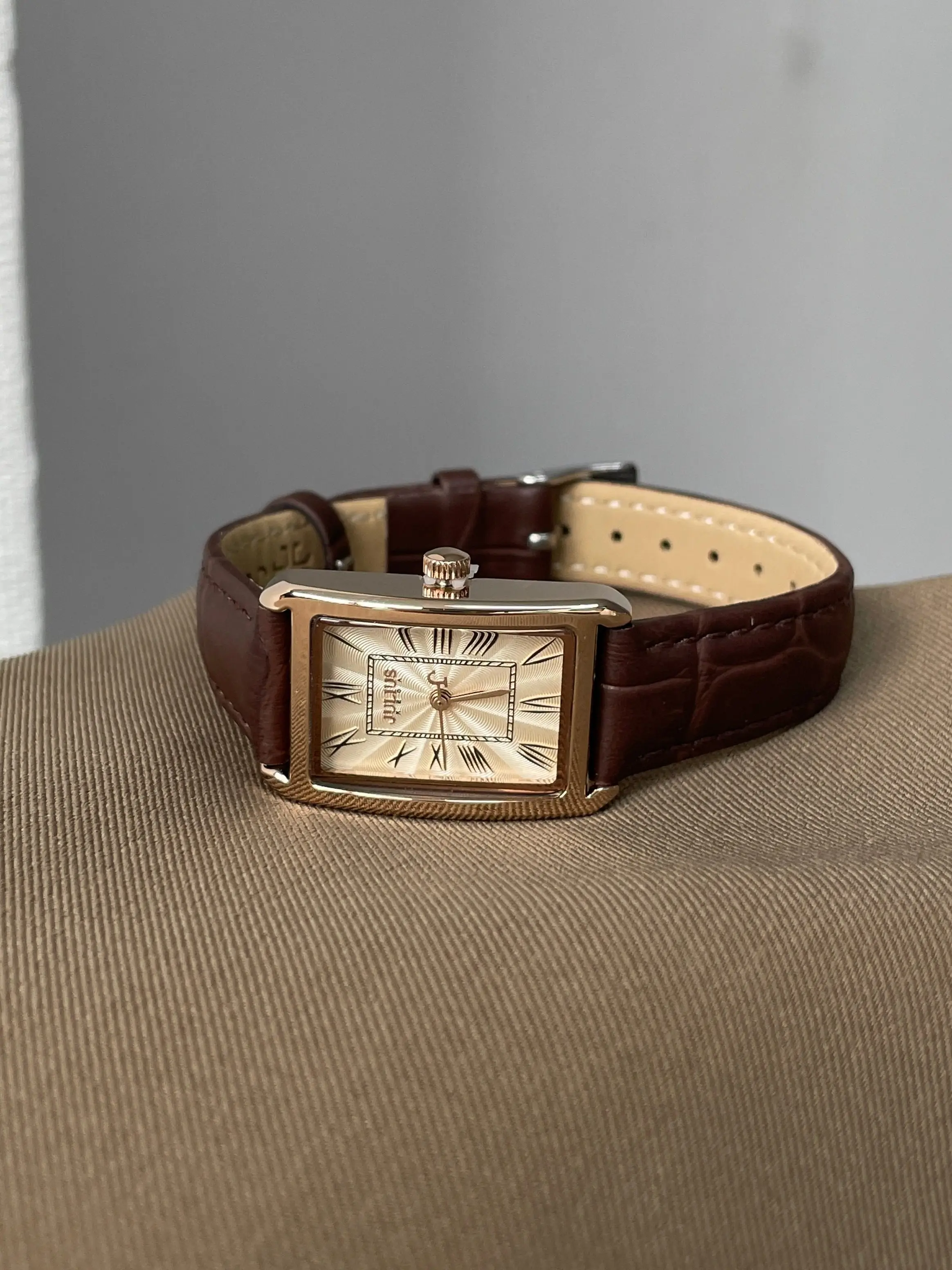 

Женские часыЭлегантныеМаленькие и изысканные, новая модель 2026, оригинальные женские часы, подарок подруге, женские наручные часы.