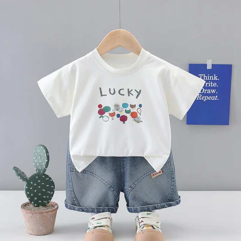 

Летний комплект для мальчиков 0-5 лет, новинка 2026 года: футболка с коротким рукавом и джинсовые шорты, детская одежда из бутика