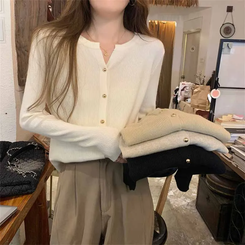 

Высококачественный вязаный кардиган для женщин, универсальные повседневные металлические однобортные свитера, женский корейский простой однотонный трикотаж с круглым вырезом