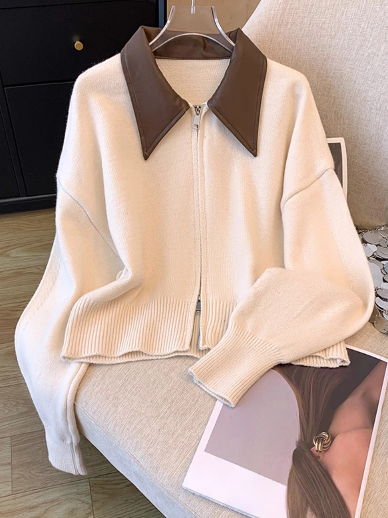 Women's Zip-Up Leather Collar Patchwork Knit Cardigan, Short Slim-Fit Fashionable Sweater Jacket, Suitable for Daily Commuting in Spring and Autumn / Mature Style Outfit Piece