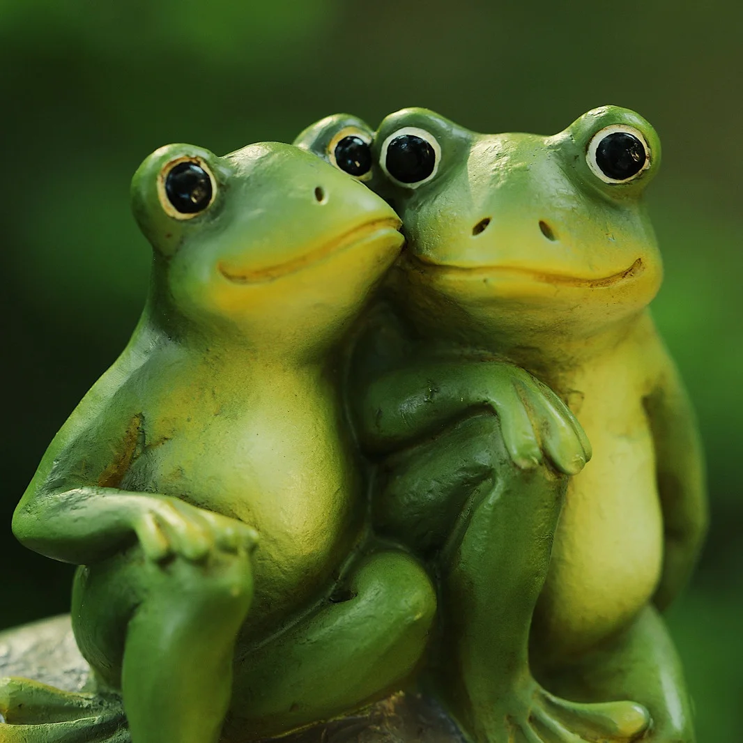 Estatueta animal resina romântica, amante e sapo decoração, estátuas casal, jardim e gramado acessórios, material ao ar livre