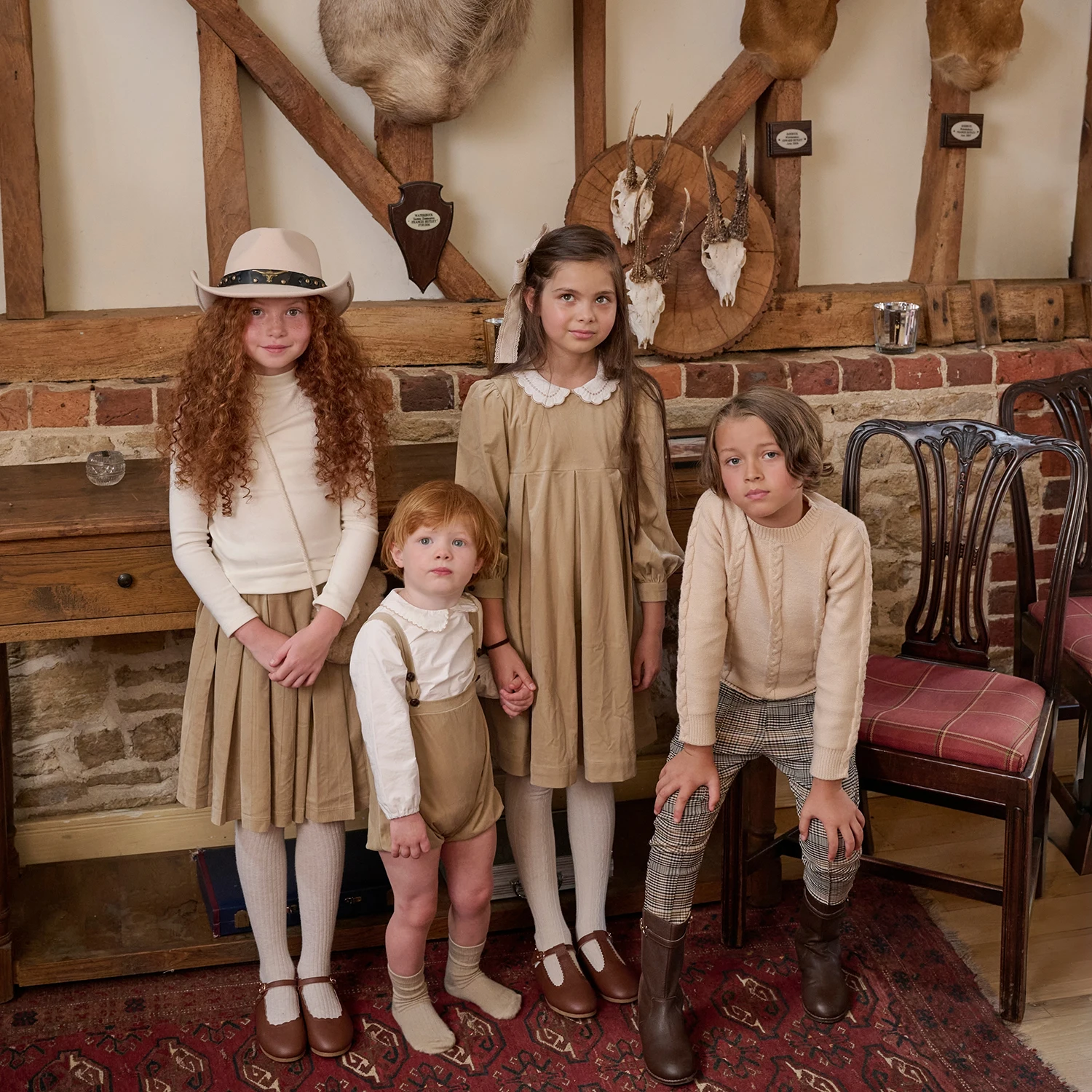 

AS Бежевая коллекция AW25, вельветовое платье, детский вязаный свитер, комбинезоны для мальчиков, брюки в клетку, одинаковые комплекты для всей семьи Brothers Sisters