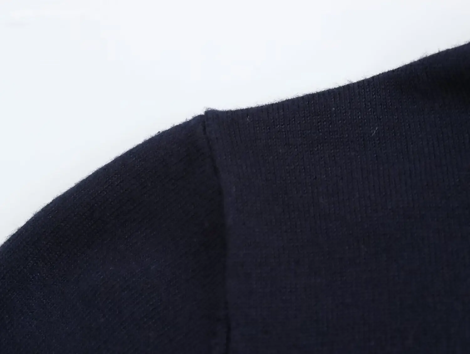 เสื้อไหมพรมคอเต่าผู้หญิง Dave&Di แบบเรียบง่าย สไตล์มินิมอล พร้อมกระดุมสีทอง ดีไซน์เรียบหรู