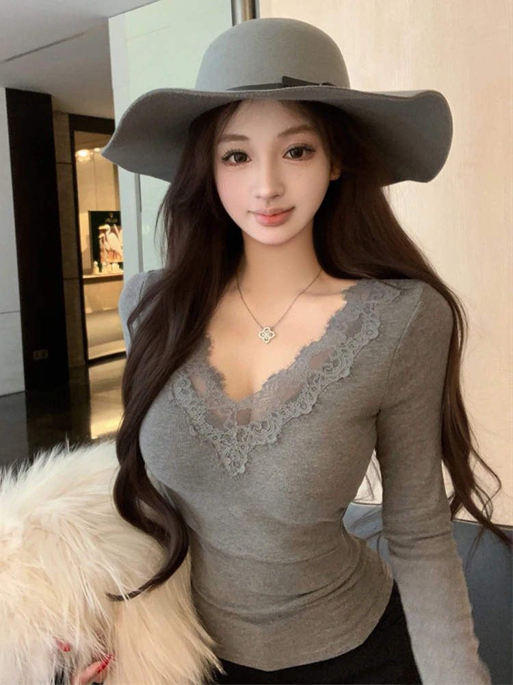 Weißes, langärmliges, figurbetontes T-Shirt für Damen mit Spitzenbesatz, V-Ausschnitt, schmale Passform, lässige Basic-Bluse, Damen-Straßenkleidung, klassisch, schlicht