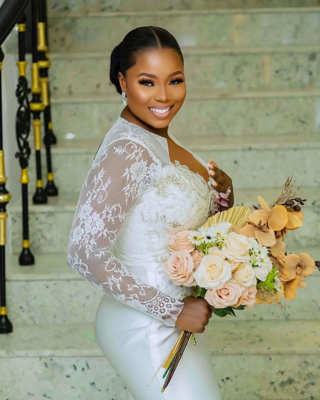 Plus size cetim sereia vestido de casamento sheer o pescoço manga longa contas de cristal vestidos de noiva robe de soiree