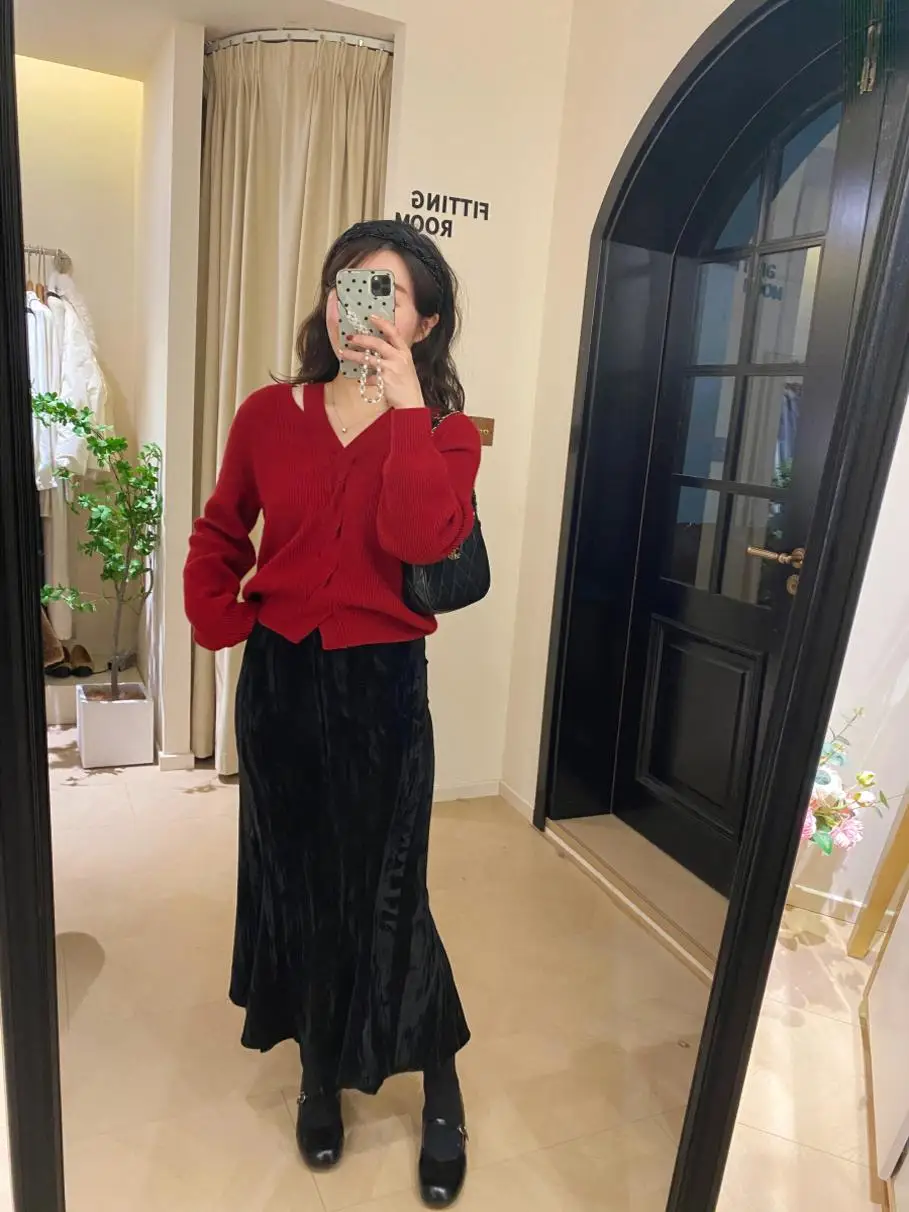 

Новинка Miaomiao: Красный шерстяной свитер с V-образным вырезом и открытыми плечами, зимний модный женский комплект из двух предметов, милый стиль