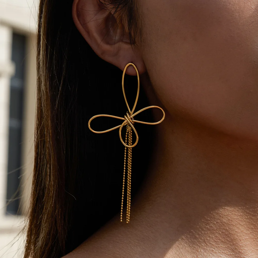 YHTOT Fashion Classic 18K مطلية بالذهب والفولاذ المقاوم للصدأ على شكل فيونكة شرابة أقراط للنساء هدية للحفلات